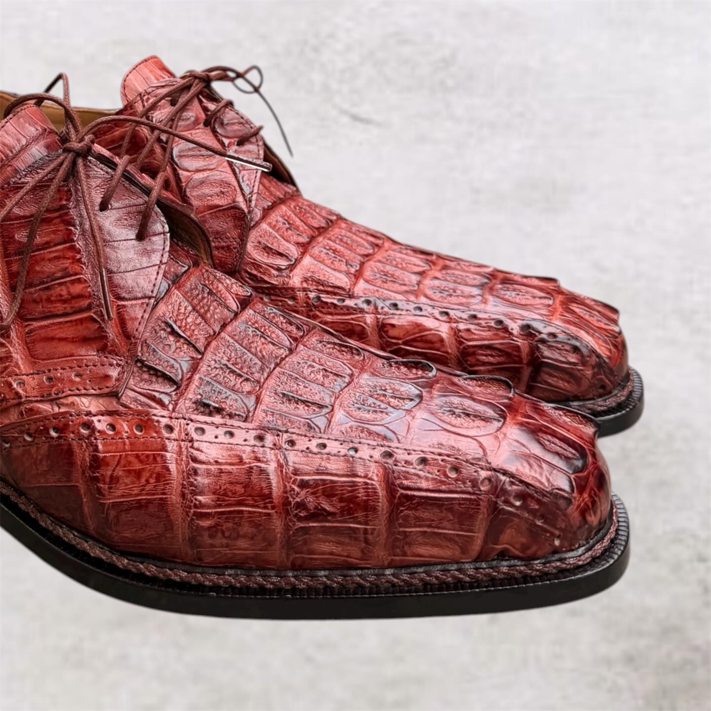 Mauri 2670 Caiman Hornback lace-up dress shoes in black leather with detailed crocodile pattern and polished finish