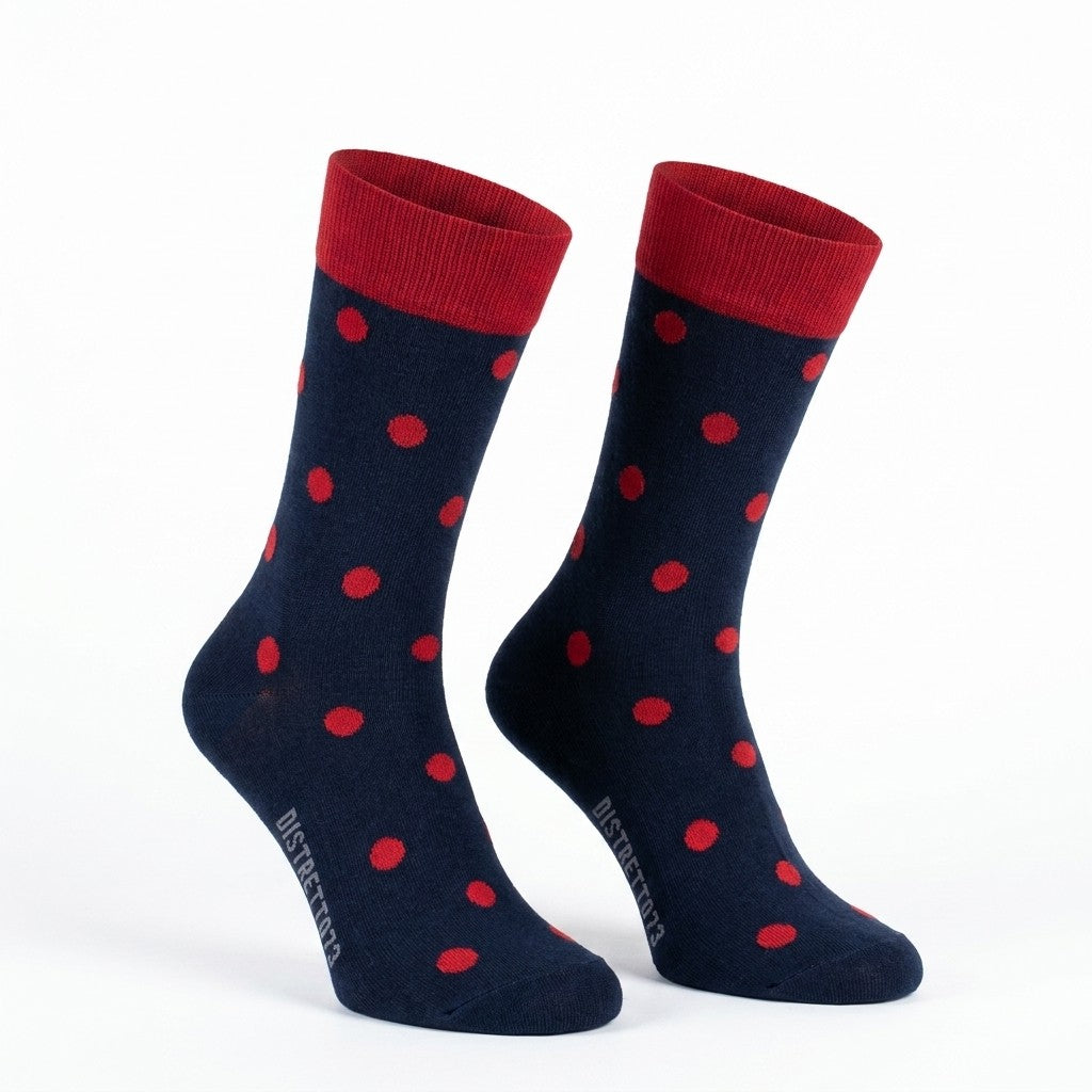 Navy and red polka dot cotton socks for men from Cellini Uomo's Distretto73 Filoscozia collection, showcasing a stylish pattern.
