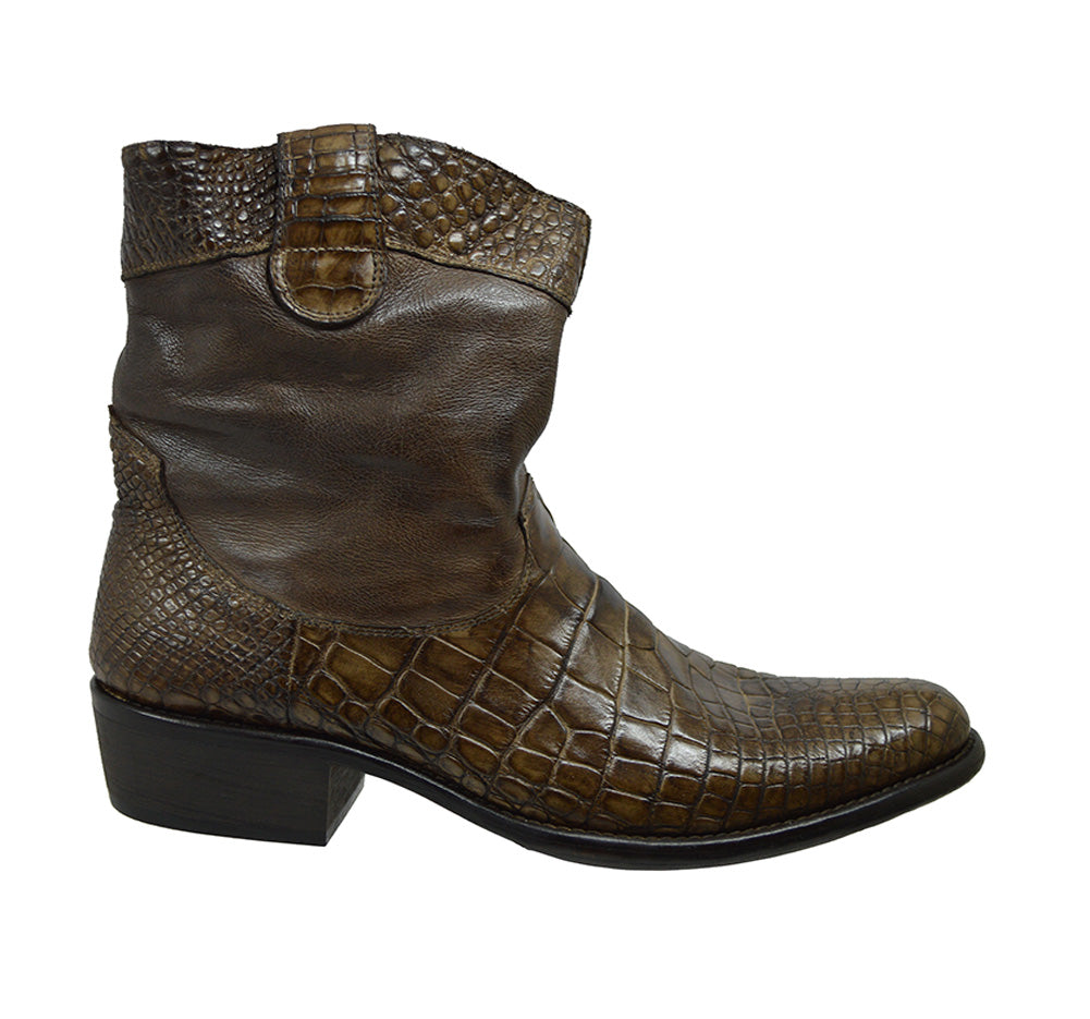 Calzoleria Toscana alligator cowboy boots in brown with pointed toe and decorative stitching, showcasing a stylish Western design.