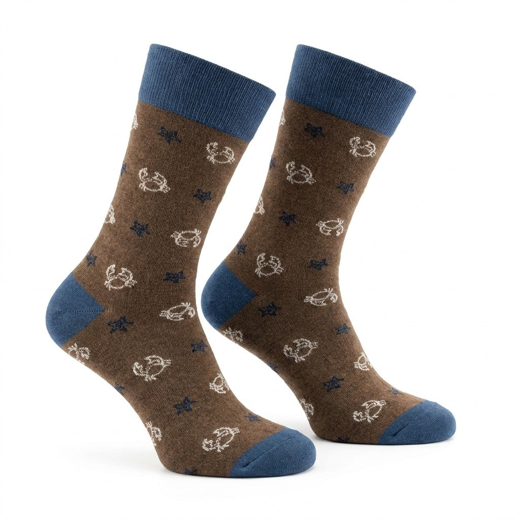 Cellini Uomo Distretto73 men's Filoscozia cotton crab socks in navy with brown accents, featuring a stylish crab pattern.