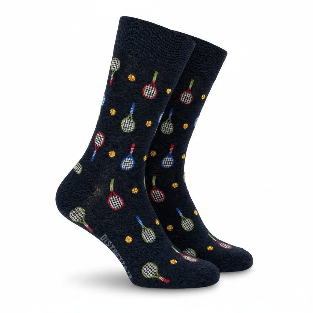 Black men's tennis crew socks by Cellini Uomo, Distretto73 Filoscozia cotton, featuring a tennis rocket design.